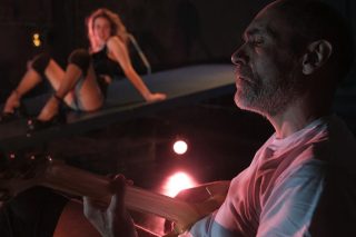 Μια παράσταση που τρέχει λαχανιασμένη πίσω από τη λογοτεχνία